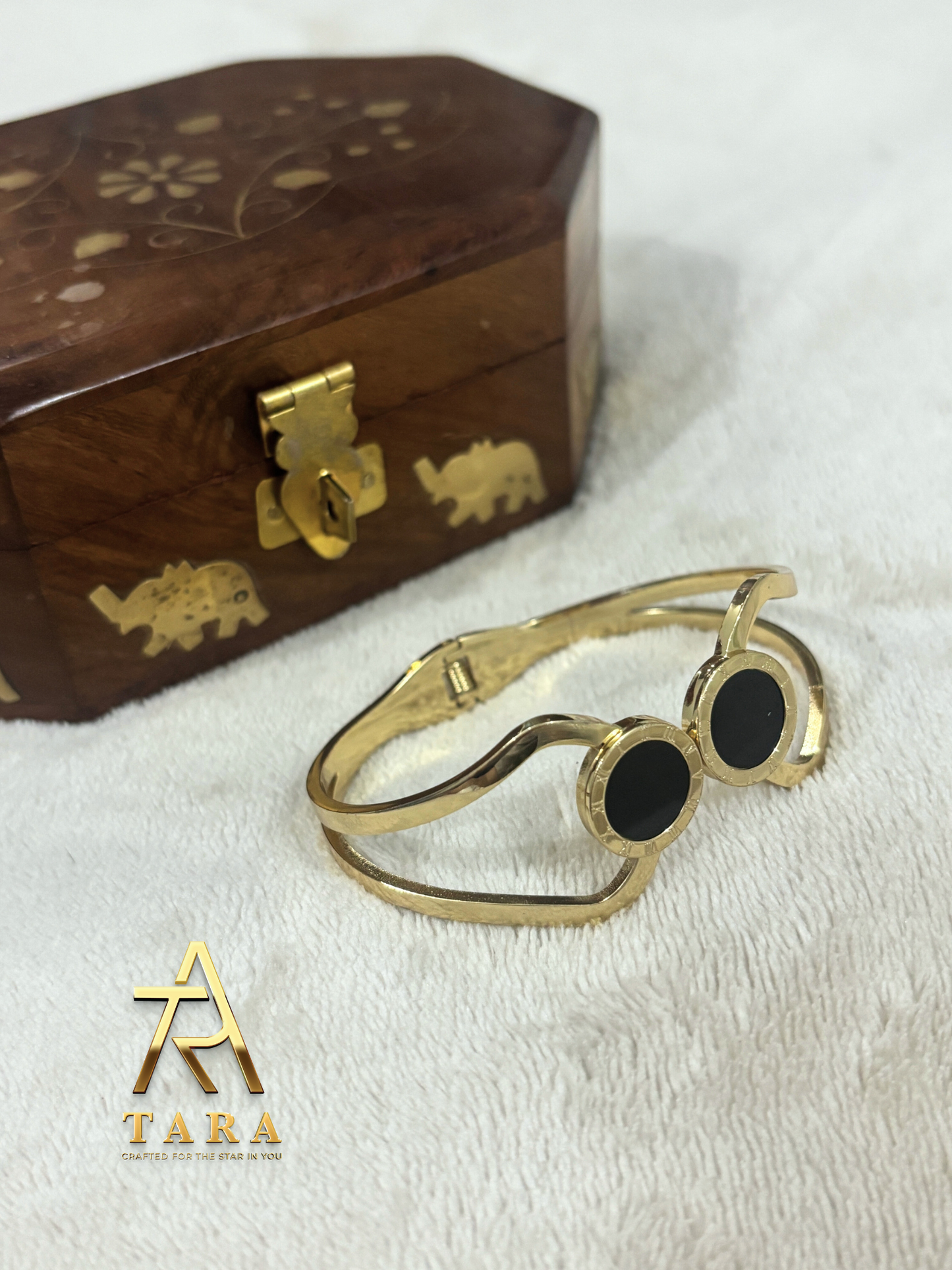 Black Locked Cuff Bracelet -AT07