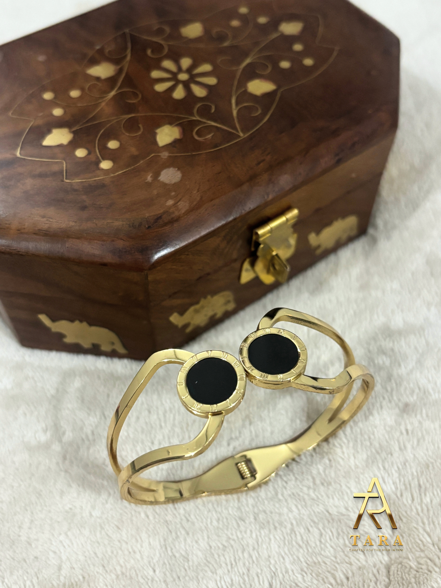 Black Locked Cuff Bracelet -AT07