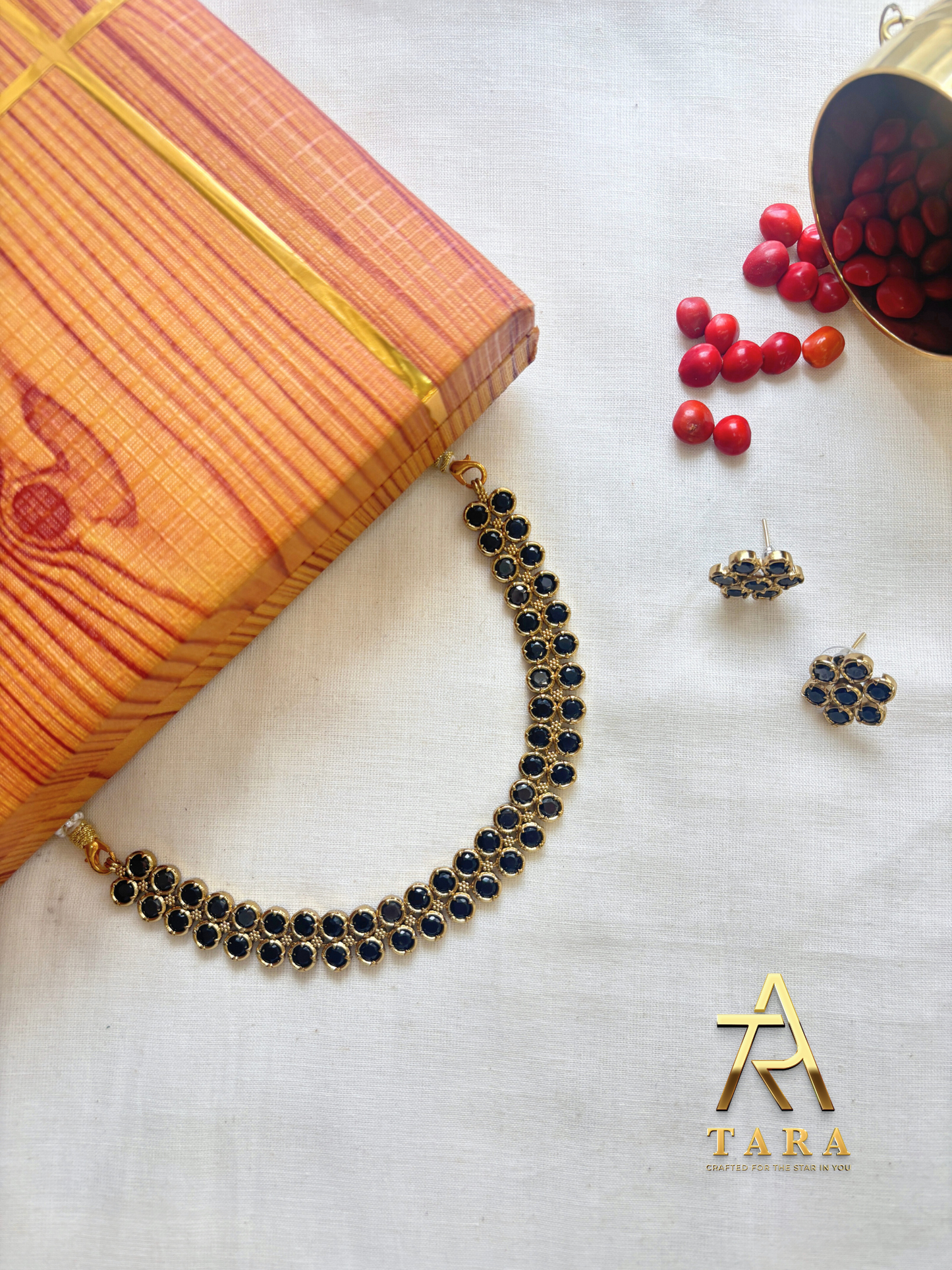 Short Glossy Neckpiece with Earrings