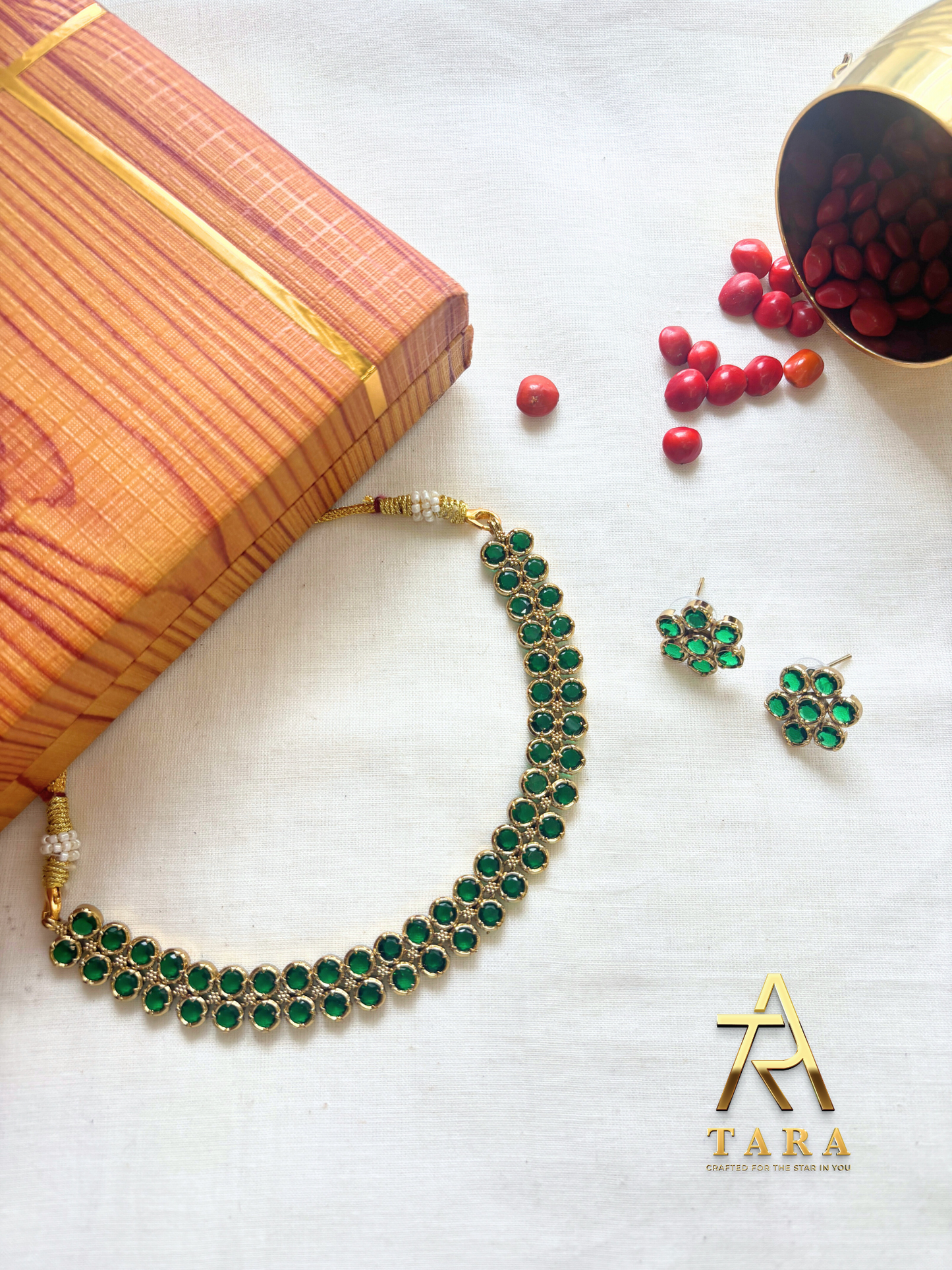 Short Glossy Neckpiece with Earrings
