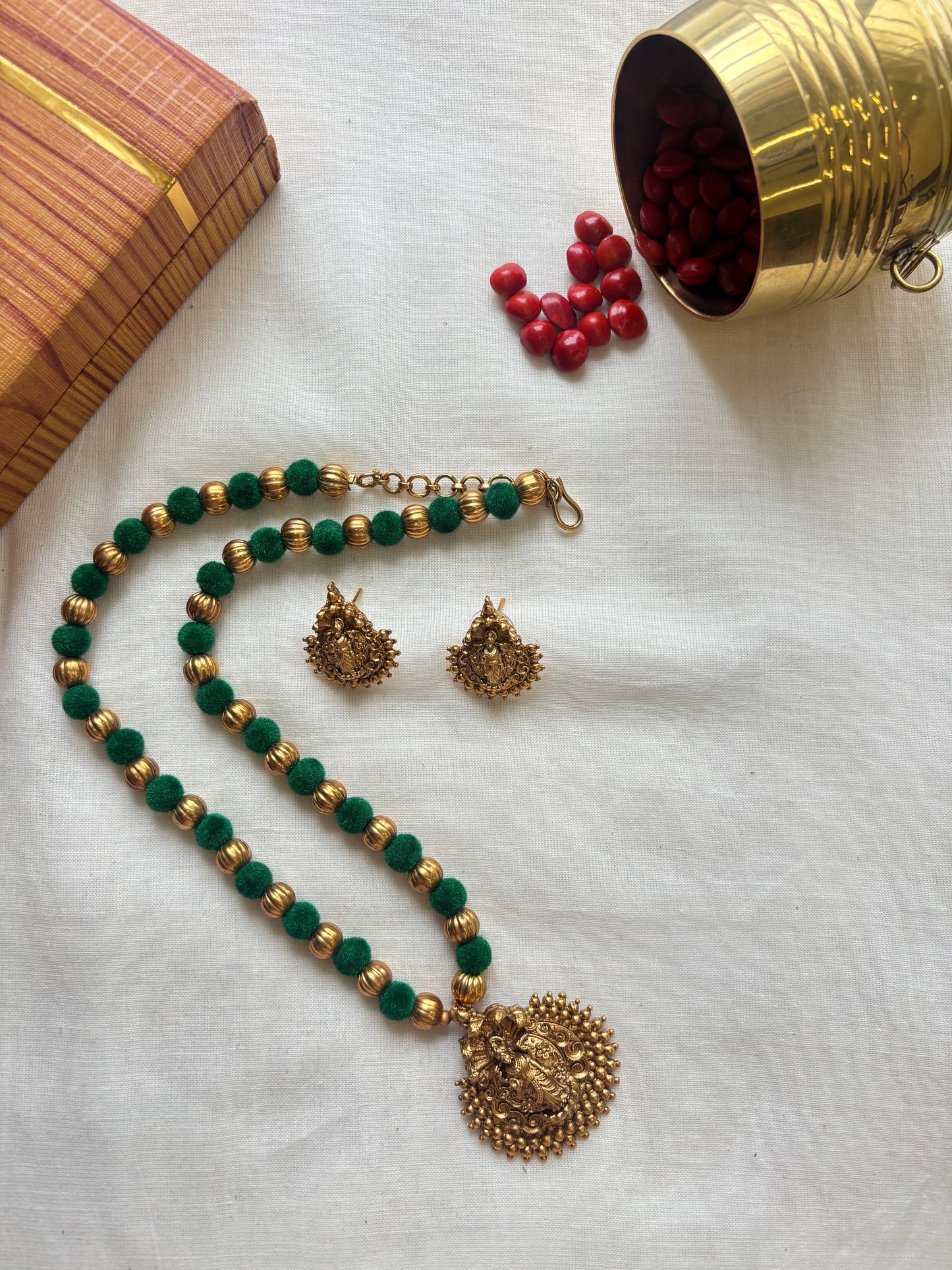 Threaded necklace with Goddess Pendant and Earrings - PRD1527